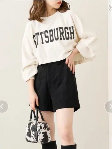 [ Chico ] 숏 기장 빅 로고 칼리지 맨투맨