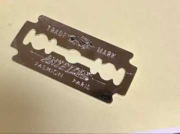 면도기 모양 목걸이 탑 made paris 당시 물품 레어템