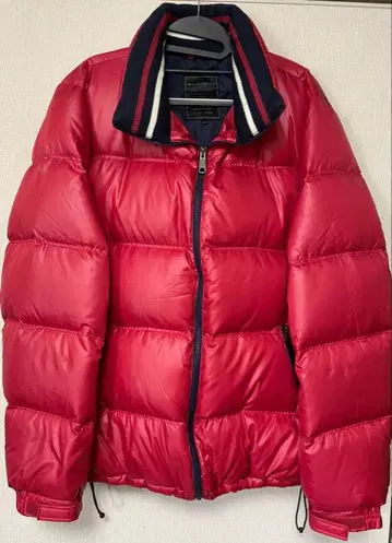 빨간색 다운 자켓 스트라이프 카라 부착