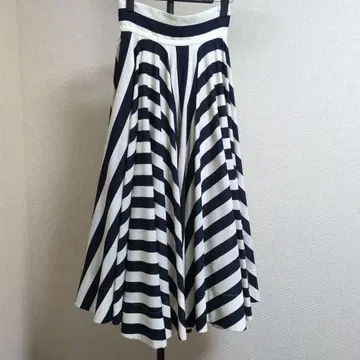 [ JENNE ] 럭셔리 성인 리조트 볼륨 스커트 블랙/화이트