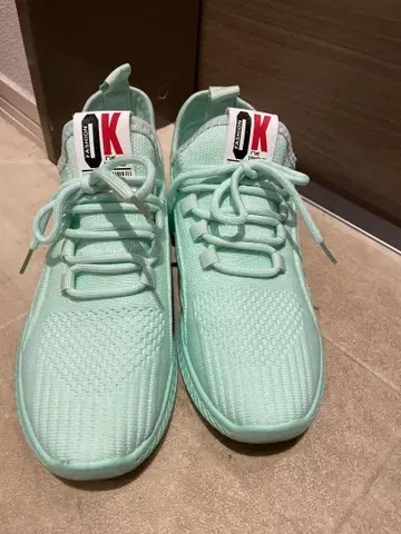 민트 그린 스포츠 슈즈