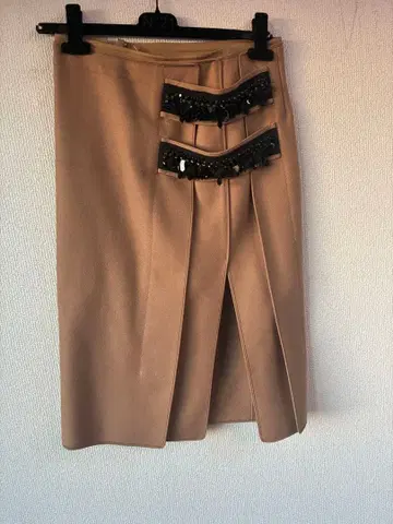 비즈 장식 베이지 타이트 스커트