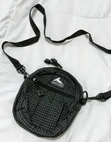 GREGORY 체크 무늬 바디백