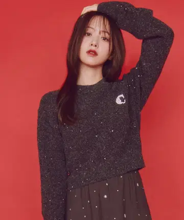 [즉완 초레어] 코코딜 택 포함 새상품 펄 로고 라메 니트 차콜