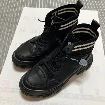 [ 새상품급 ] Fashtion 블랙 하이컷 스니커즈 39 사이즈