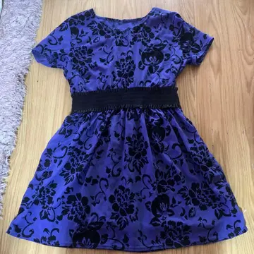 보라색 꽃무늬 반팔 무릎 기장 원피스