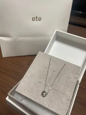 ete 꽃 모티브 목걸이