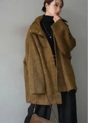 스탠드 카라 샤기 코트 머스타드/lumier 같은 형태