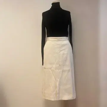 마르티니크 화이트 타이트 스커트