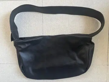 CALLNE 테크 하프문 숄더백