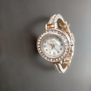 스톤이 달린 골드 손목시계