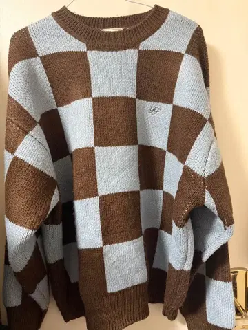 브라운 라이트 블루 체크 무늬 니트 스웨터