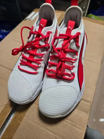 Puma 화이트/레드 스니커즈