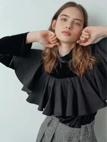 새상품 cygne 시뉴 벨로아 프론트 프릴 상의 Angeli 블랙