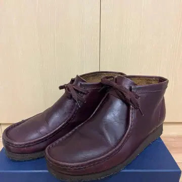 CLARKS ORIGINALS 버건디 가죽 하이컷 신발