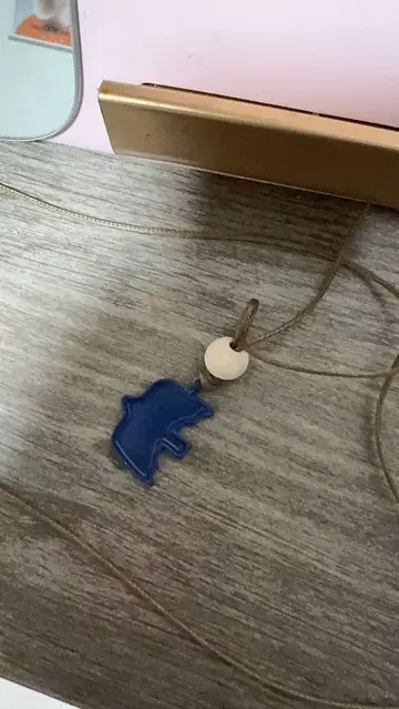 파란 동물 모양 목걸이