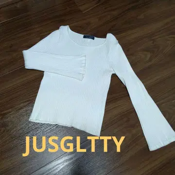 JUSGLITTY 화이트 리브 니트 플레어 소매