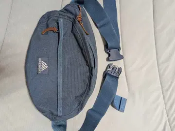 GREGORY 바디백 그레이