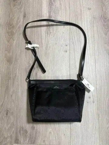 하나에모리 블랙 나일론 숄더백 엠보싱 가공