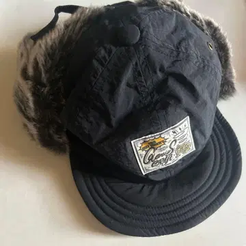 퍼가 달린 블랙 플라이트 캡