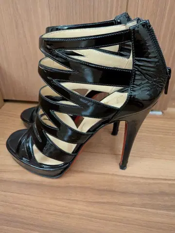 블랙 패턴트 레더 샌들