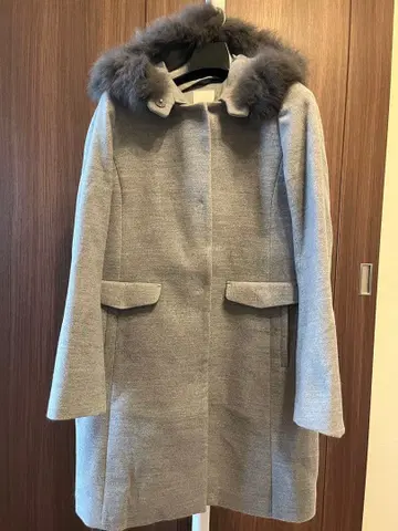 그레이 퍼 부착 롱 코트