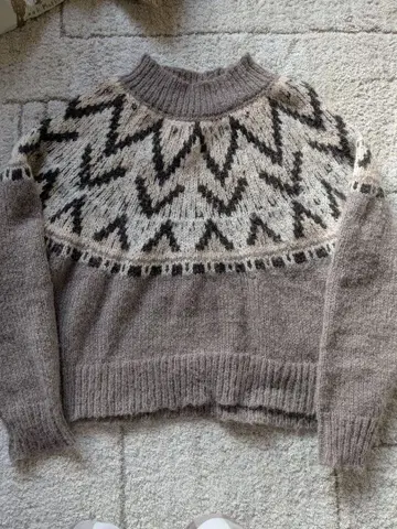 노르딕 무늬 베이지 계열 스웨터 M 사이즈