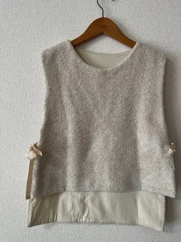 아틀리에 에마우 아이보리 플리스 베스트 리본 포함