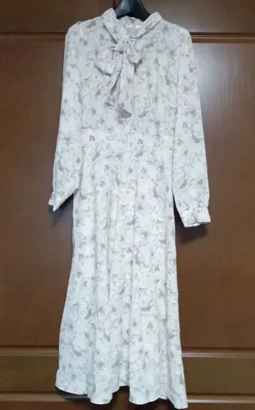 백합 패턴의 멋진 롱 드레스 리본 포함 M