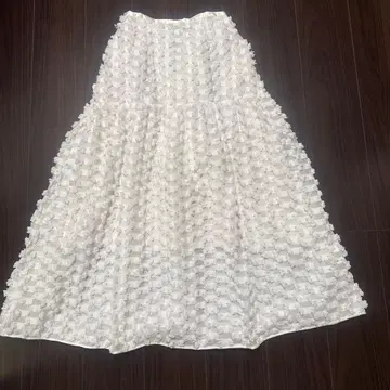 더블 스탠다드 클로징 화이트 플레어 스커트