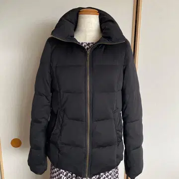 로트레아몽 후드 부착 블랙 다운 자켓