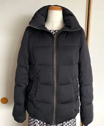 로트레아몽 후드 부착 블랙 다운 자켓