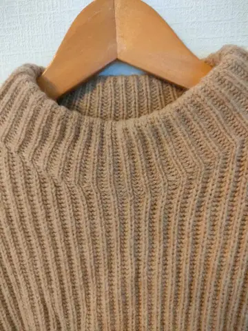 새상품급 새상품 MUJI 베이지 리브 넥 스웨터