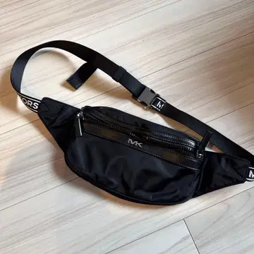 MICHAEL KORS 블랙 바디백