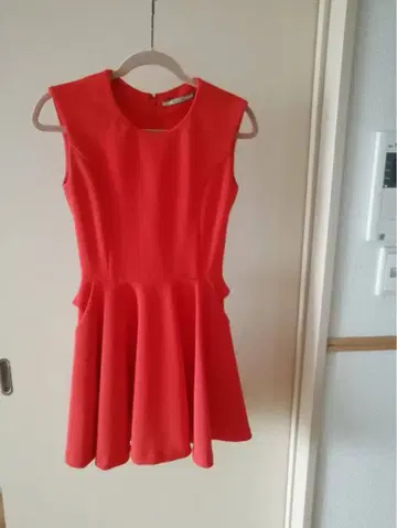 거의 미사용 빨간색 슬리브리스 미니 원피스 프릴