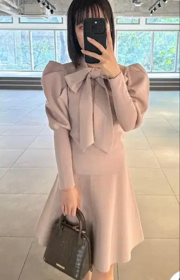 릴리 브라운 보타이 니트 셋업