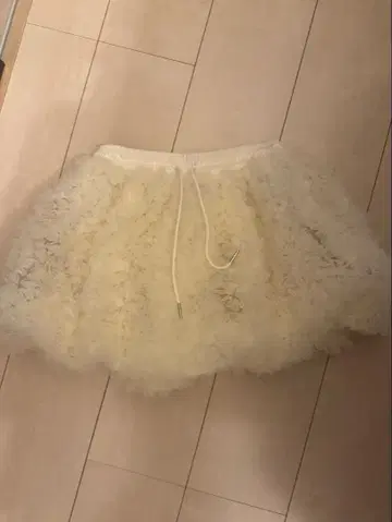 프릴 달린 크림색 플레어 스커트