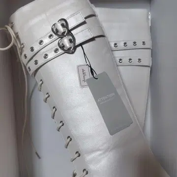 익명 배송 앙크루즈 화이트 롱 부츠 하트 버클 포함 새상품