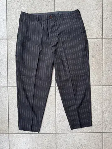 urself 스트라이프 패턴 슬랙스 다크 그레이