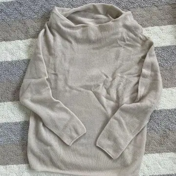 IENA 베이지 터틀넥 스웨터