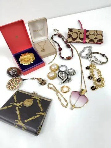 유품 정리 액세서리 목걸이 팔찌 반지 브로치 동전 지갑