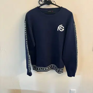 네이비 크루넥 스웨터 로고