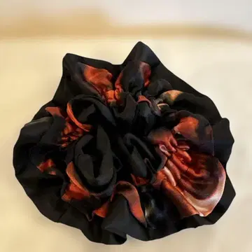 acca 블랙과 빨간색 새틴 스크런치