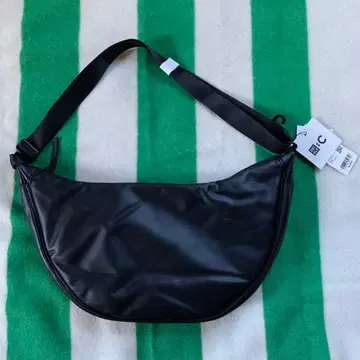 택 포함 새상품 UNIQLO C 가죽 터치 라운드 숄더백 블랙