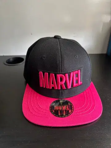 MARVEL 스냅백 캡 블랙/핑크