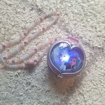 안나와 눈의 여왕 라이트가 달린 하트형 액세서리