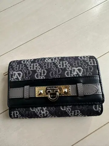 로고 장식 3단 폴더형 지갑 블랙 화이트 Pinky&Dianne