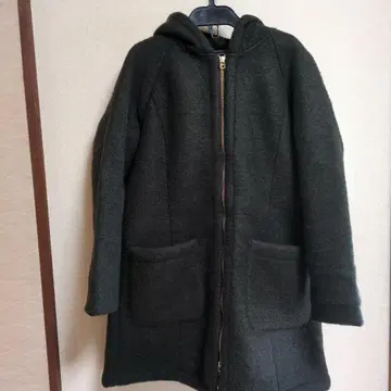 후드 부착 다크 그린 코트