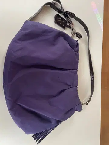 보라색의 복슬복슬한 숄더백 훌라 로고 포함
