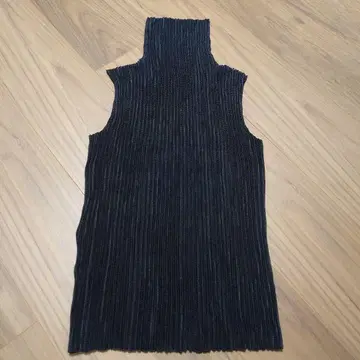 스페치오 셔틀 플리츠 슬리브리스 상의